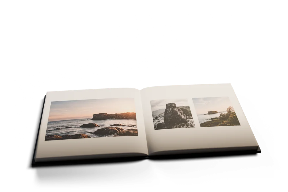 Aufgeschlagenes Calima-Fotobuch mit Küstenfotos, das sich beim Scrollen schließt